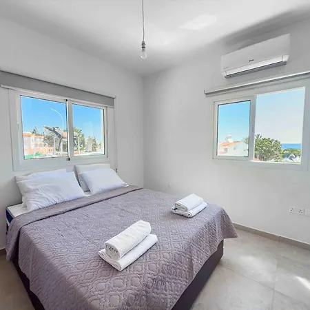 Vila Chris Family - Walk To Fig Tree Bay Protaras