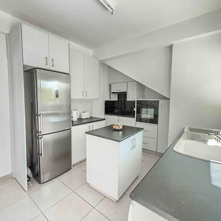 Vila Chris Family - Walk To Fig Tree Bay